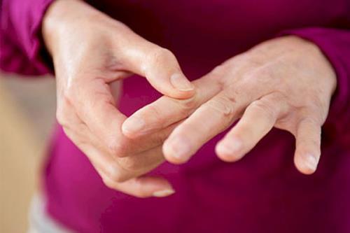 تغییرات هورمونی ممکن است موجب ایجاد آرتریت روماتوئید در زنان شود