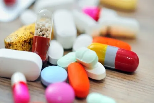 راستی آزمایی آیا خوردن قرص با چای، قهوه یا نوشابه بجای آب خطرناک است؟